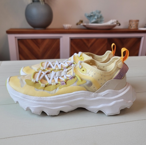 Sorel Kinetic Breakthru Tech Lace Sneaker in Tranquil Yellow & Chalk - Like New - Picture 13 of 16
